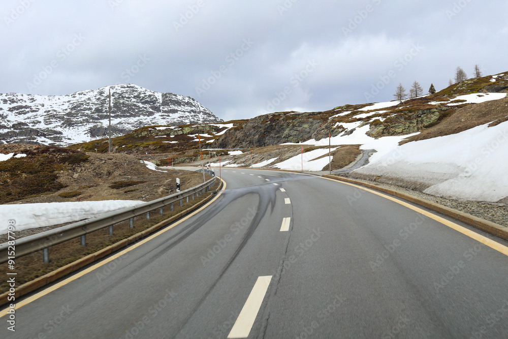 Fonte des neiges sur la route du col du Simplon Fonte des neiges sur la route du col du Simplon