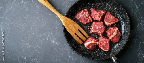 Black marble frying pan wit...