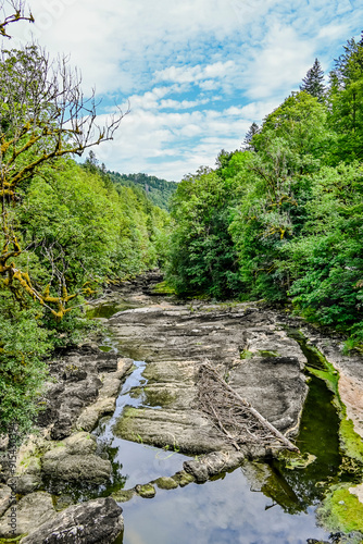 Les Brenets, le lac des Brenets, Felsen, Felswände, Doubs, Fluss, Le Locle, Ausflug, le Saut-du-Doubs, Jura, Juramassiv, Wald, Wanderweg, Sommer, Kanton Neuenburg, Schweiz photo