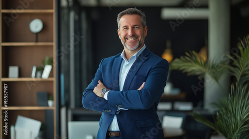 Feliz homem de negócios de meia idade, CEO, em pé no escritório, braços cruzados. Sorrindo, maduro, confiante, profissional, executivo, advogado orgulhoso, líder empresário, vestindo terno azul photo