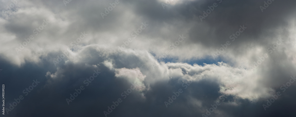 Obraz premium Rain clouds in the morning in the sky.