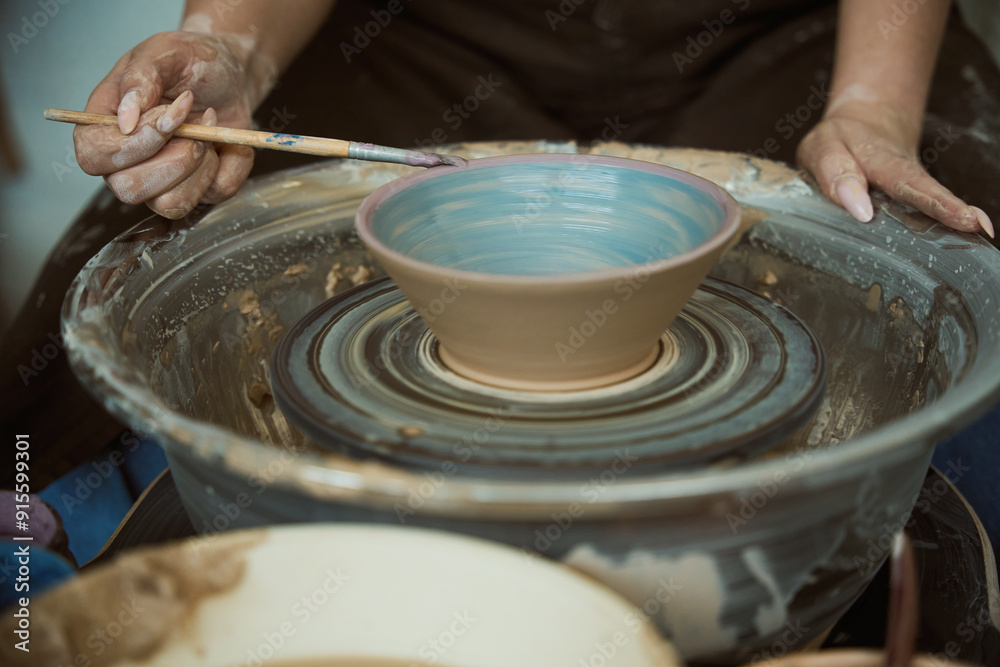 Obraz premium Close up detail view at an artist making clay pottery on a spin wheel