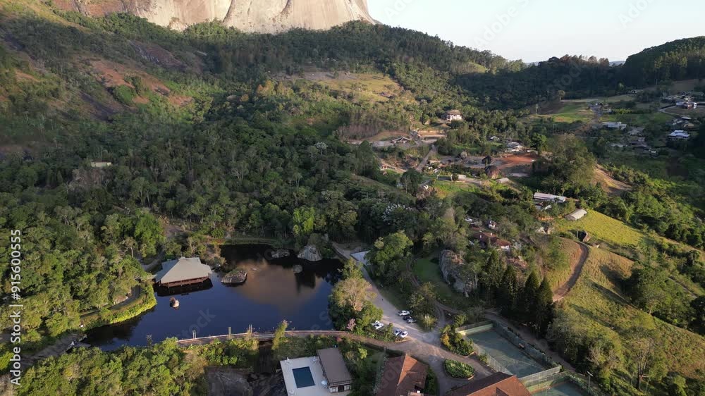 Imagem aérea de drone de Pedra azul, passeio de balão, destino turístico, região de montanha do Espírito Santo.