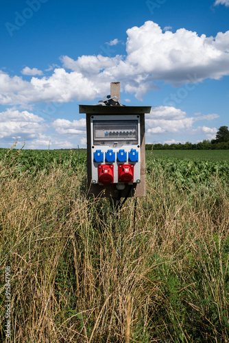 Stromverteilerkasten auf einem Feld