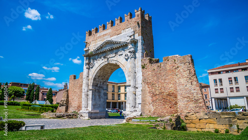 Tableau sur toile A view looking across the Arch of Augustus at Rimini, Italy in summertime