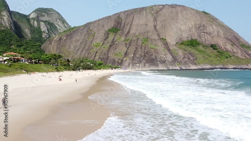 Vídeo de Drone na Praia de Itacoatiara Em Niterói Mostrando o Mar