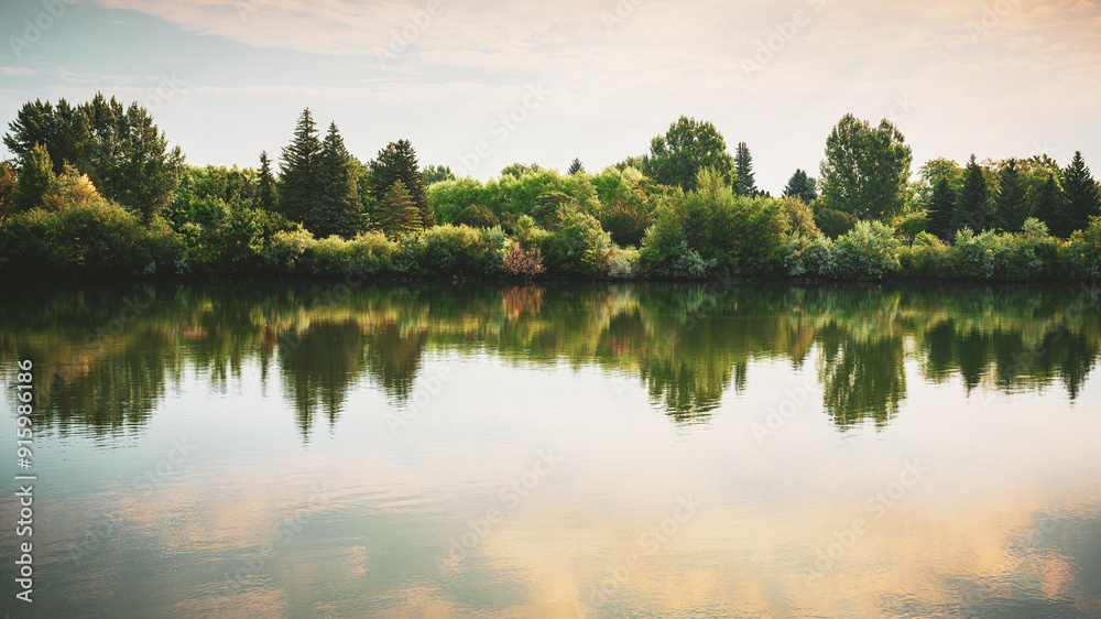 Obraz premium Sunrise Summer Landscape of Idaho Falls over the Snake River Waterfront in Bonneville County, Idaho, USA: Tranquil Beauty with Idaho Falls Temple