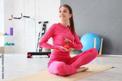 Sporty young woman with mas...