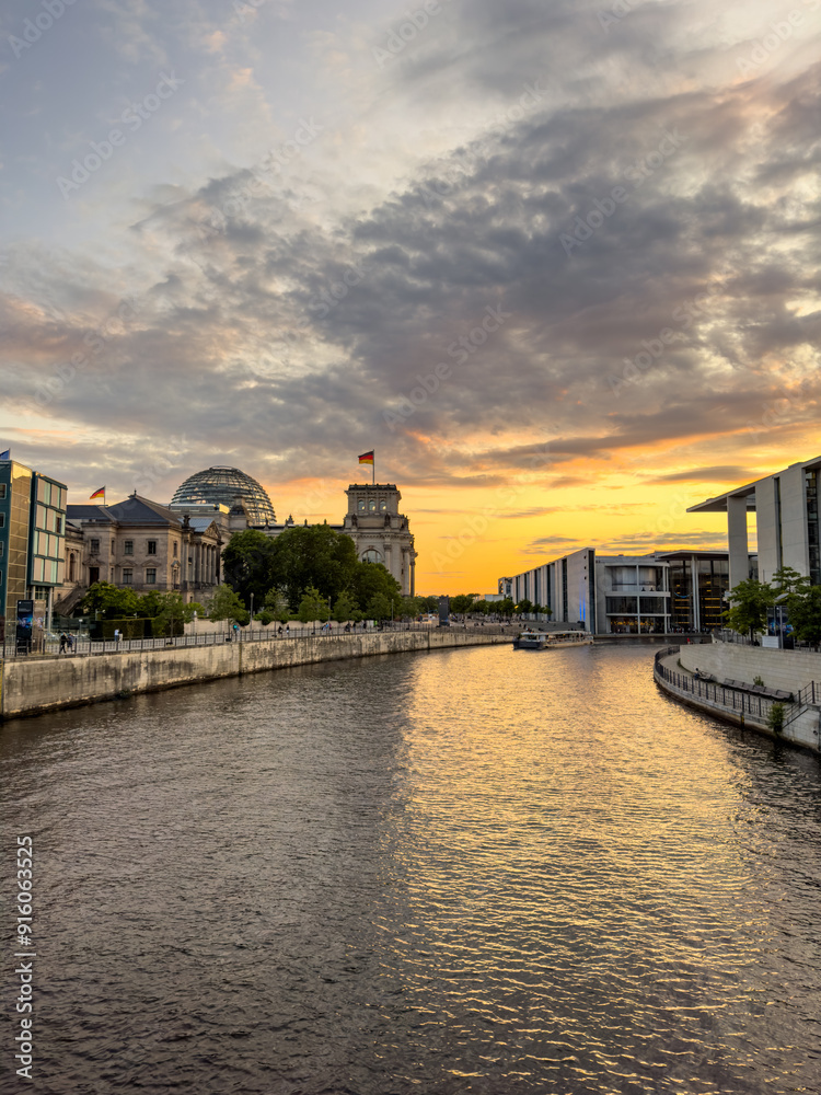 Naklejka premium Parliament building Bundestag at sunset
