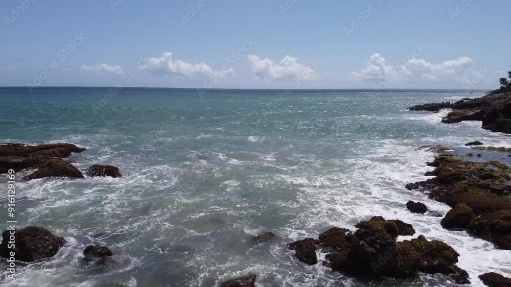 El fuerte mar caribe de venezuela en las costas de la guaira en chuspa playa mono manso El fuerte mar caribe de venezuela en las costas de la guaira en chuspa playa mono manso