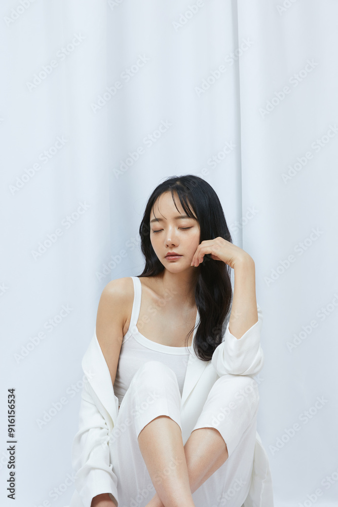 白いジャケットを着た若い女性のポートレート 白いジャケットを着た若い女性のポートレート
