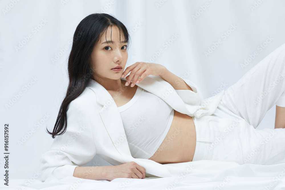 白いジャケットを着た若い女性のポートレート 白いジャケットを着た若い女性のポートレート