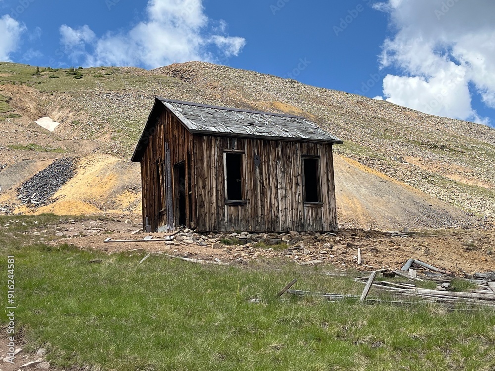 Obraz premium Log Cabin on a Mountain