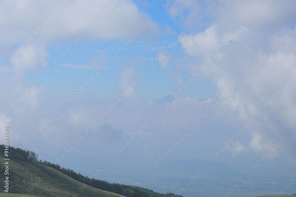 長野県ビーナスライン霧ケ峰高原から見る雲と山 長野県ビーナスライン霧ケ峰高原から見る雲と山