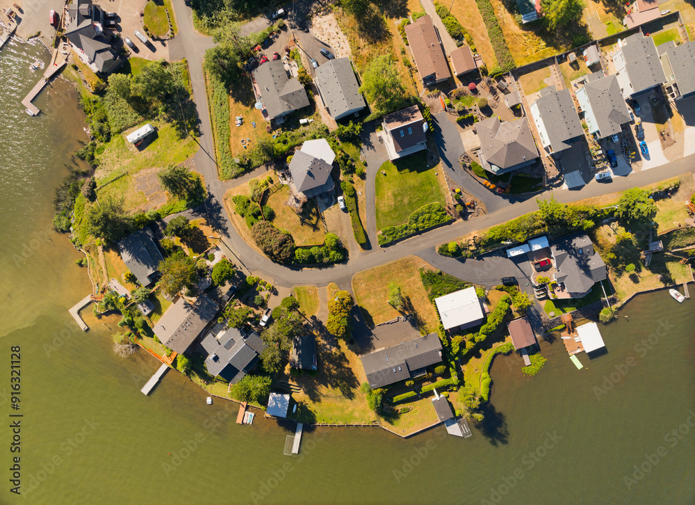 Fototapeta premium A residential area with houses and a lake in the background