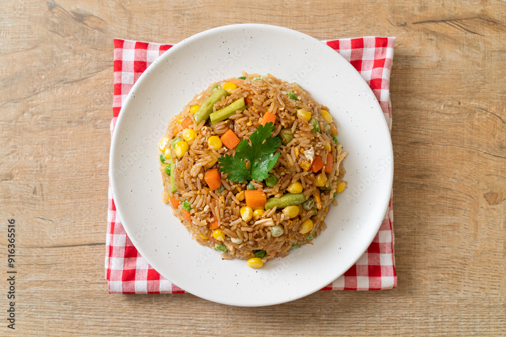  fried rice with green peas, carrot and corn