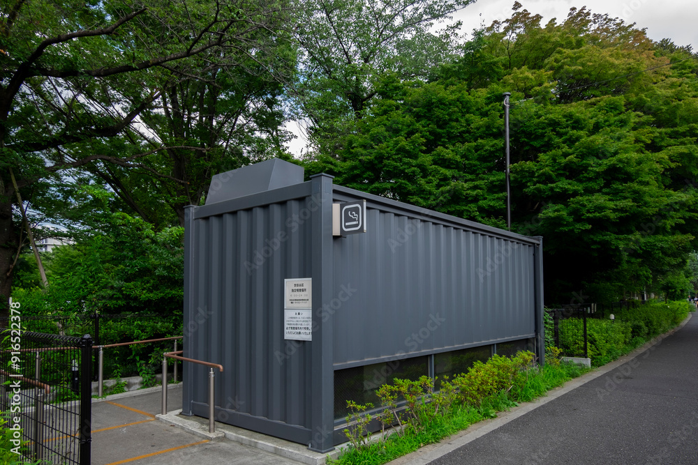 Obraz premium 受動喫煙対策で設けられた喫煙コンテナ【八幡山駅周辺指定喫煙場所】 （東京都世田谷区八幡山）