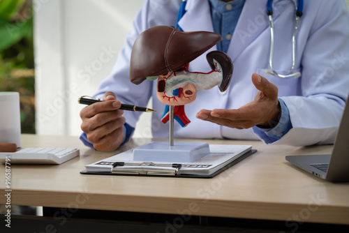Quadro su tela A male doctor sits at a table in a liver disease clinic, giving online advice on hepatitis A, D, E, pancreatitis, fatty liver, cirrhosis, liver cancer, and pancreatic cancer