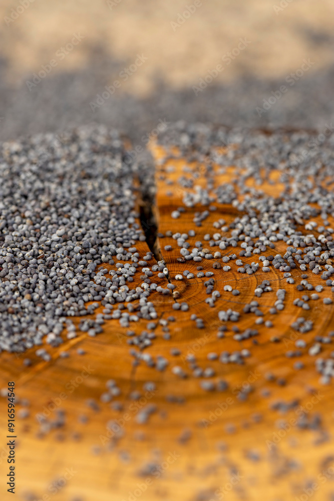 scattered poppy seeds for cooking