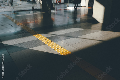 駅の入り口に指した光