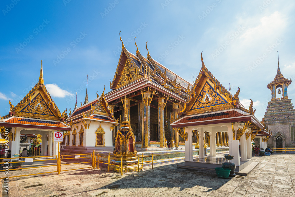 Fototapeta premium Wat Phra Kaew at grand palace, bangkok, thailand