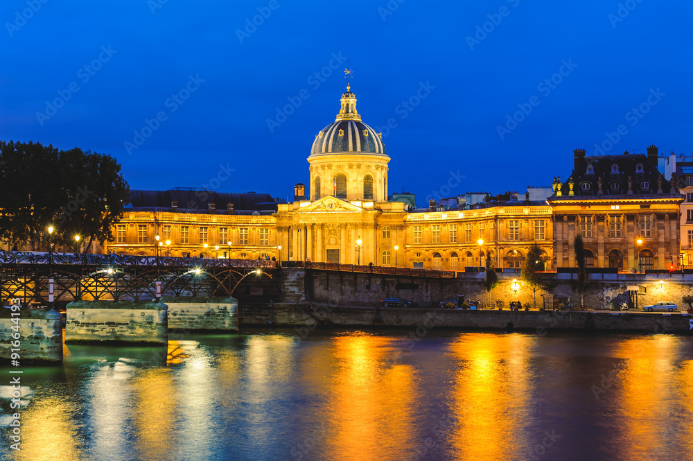 Fototapeta premium night scene of National Residence of the Invalids and the pont des arts