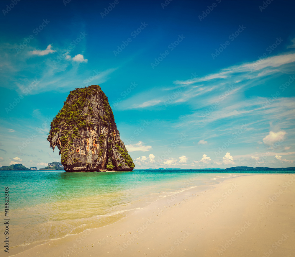 Fototapeta premium Idyllic beach, sand, sea, sky