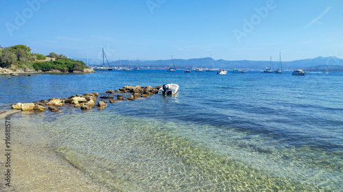 Paysage de bord de mer sur la Côte d'Azur dans le Sud de la France, depuis l'île des Embiez Paul Ricard avec des eaux cristallines photo