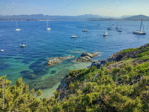 Paysage de bord de mer sur la Côte d'Azur dans le Sud de la France, depuis l'île des Embiez Paul Ricard avec des eaux cristallines
