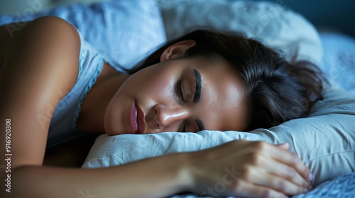 Describe the impact of summer on sleep patterns. How do longer daylight hours and warmer temperatures affect sleep quality and nighttime routines