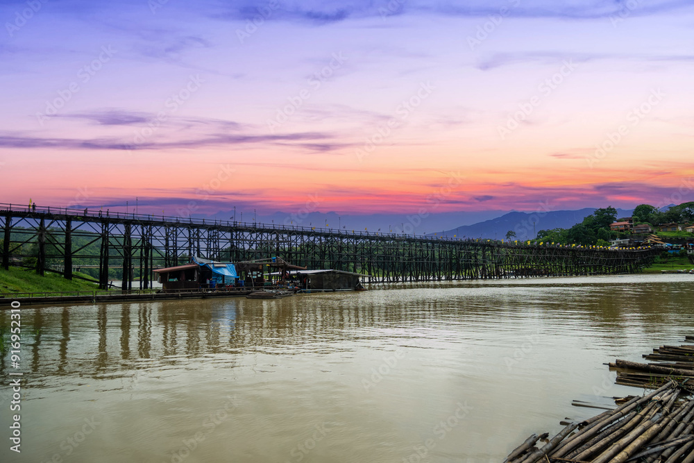 Obraz premium Beautiful morning landscape Mon Bridge or Umanmanat wooden bridge. The longest wooden bridge in Thailand At Sangkhla Buri, Thailand