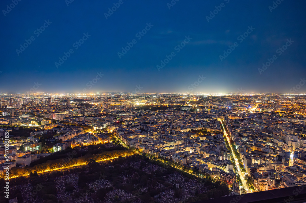 Obraz premium Imagem aérea noturna da cidade de Paris na França em 2024.