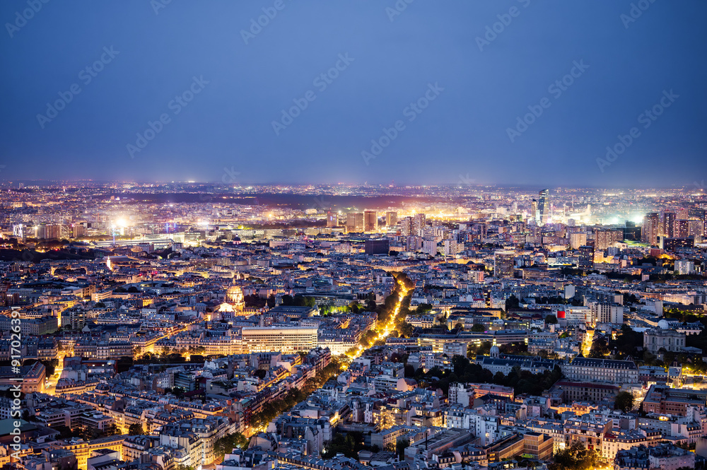 Fototapeta premium Imagem aérea noturna da cidade de Paris na França em 2024.