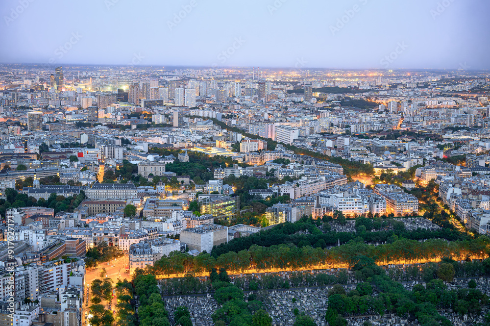 Imagem aérea noturna da cidade de Paris na França em 2024. Imagem aérea noturna da cidade de Paris na França em 2024.