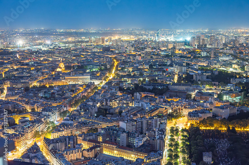 Imagem aérea noturna da cidade de Paris na França em 2024.