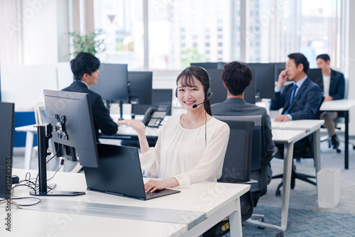 ヘッドセットをつけて話す若いビジネスウーマン