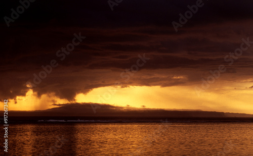 golden orangener Himmel am Strand des Mittelmeers mit dunklen Wolken bei Sonnenuntergang