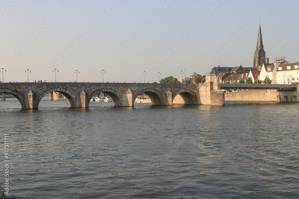 Obraz premium Maastricht; Servatiusbrücke und Stadtteil Wyck mit Sint Martinuskerk