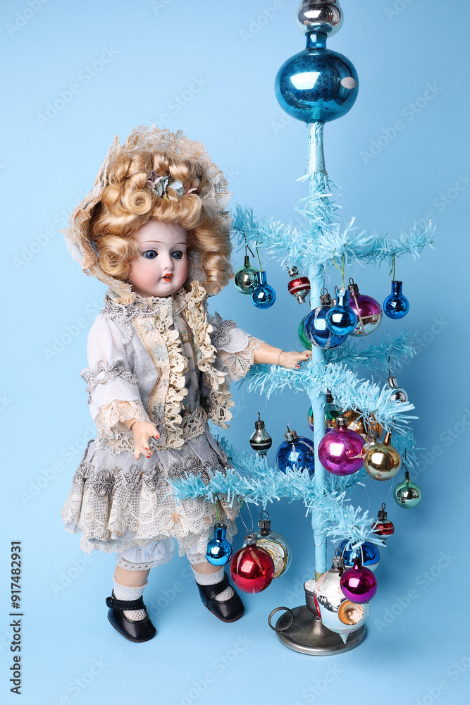Fototapeta premium Il Natale vintage, con albero celeste e bambola 