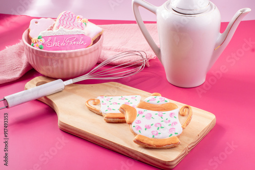 chá da tarde com biscoitos caseiro, biscoito artesanal, lembrança chá de bebê, doces caseiros rosa photo