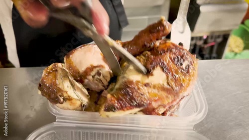 Video de delicios pollo a al brasa humeante, comida peruana