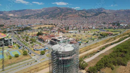 Video de vuelo de dron sobre zona en crecimiento urbano
