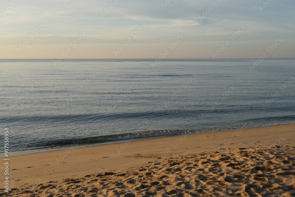 Fototapeta premium The sun rises at the sea in the morning.