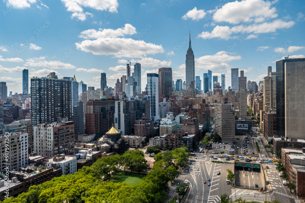 Fototapeta premium A stunning aerial view of New York cit, showcasing vibrant city streets and diverse architecture with the iconic New York City skyline