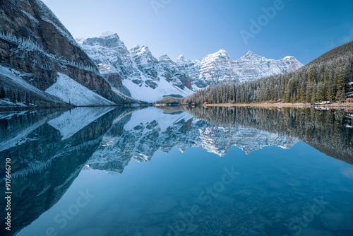 Fototapeta Naklejka Na Ścianę i Meble -  Beautiful Moraine lake in Banff national park, Alberta, Canada