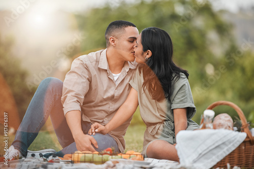 Foto Kiss, nature and couple on picnic for summer date on vacation, getaway or weekend trip