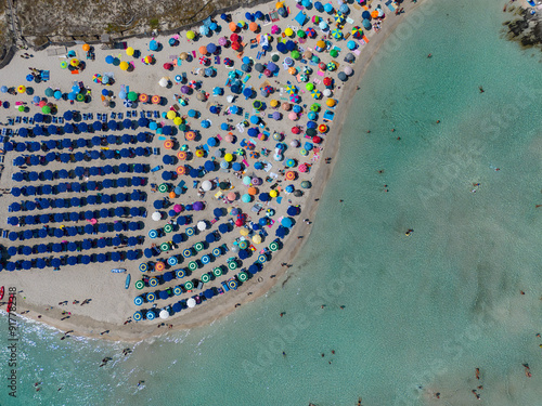 Foto Top view of a beach on an Italian coastline