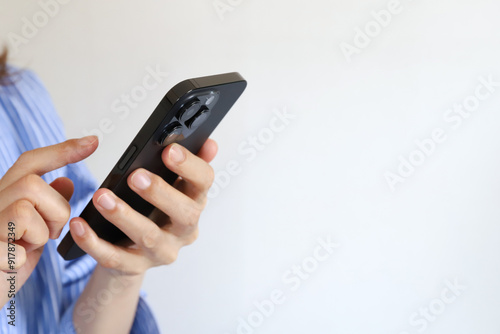 Wallpaper Mural スマホを使う手元　ビジネスシーン Torontodigital.ca