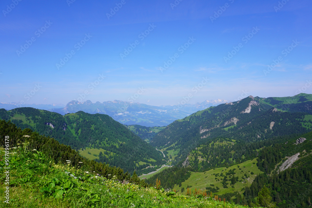 Blick auf die wundervolle Bergwelt in Malbun in Liechtenstein im Sommer Blick auf die wundervolle Bergwelt in Malbun in Liechtenstein im Sommer