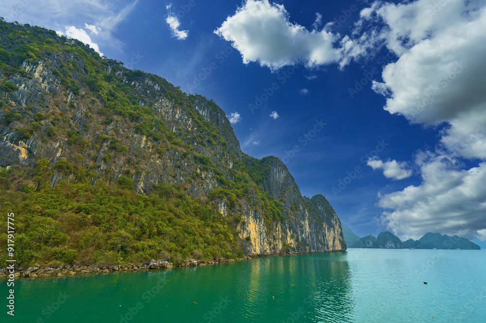 Beautiful Scenery of Halong Bay, Vietnam Beautiful Scenery of Halong Bay, Vietnam